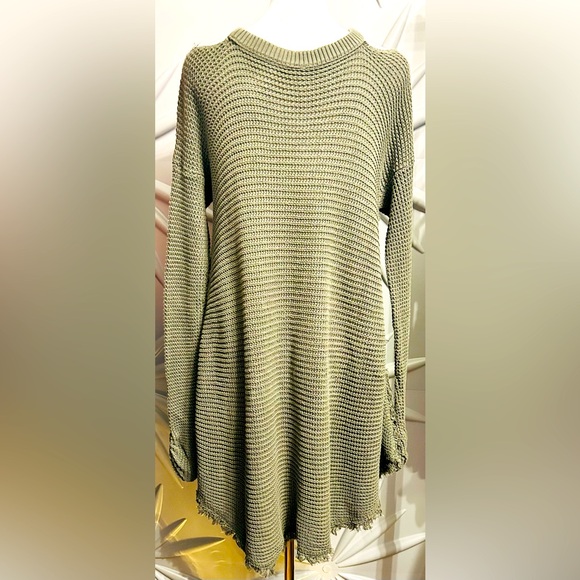 EUC Free People SZ M army green V-neck sweater with frayed edges, bust 46”-56” - Picture 4 of 9